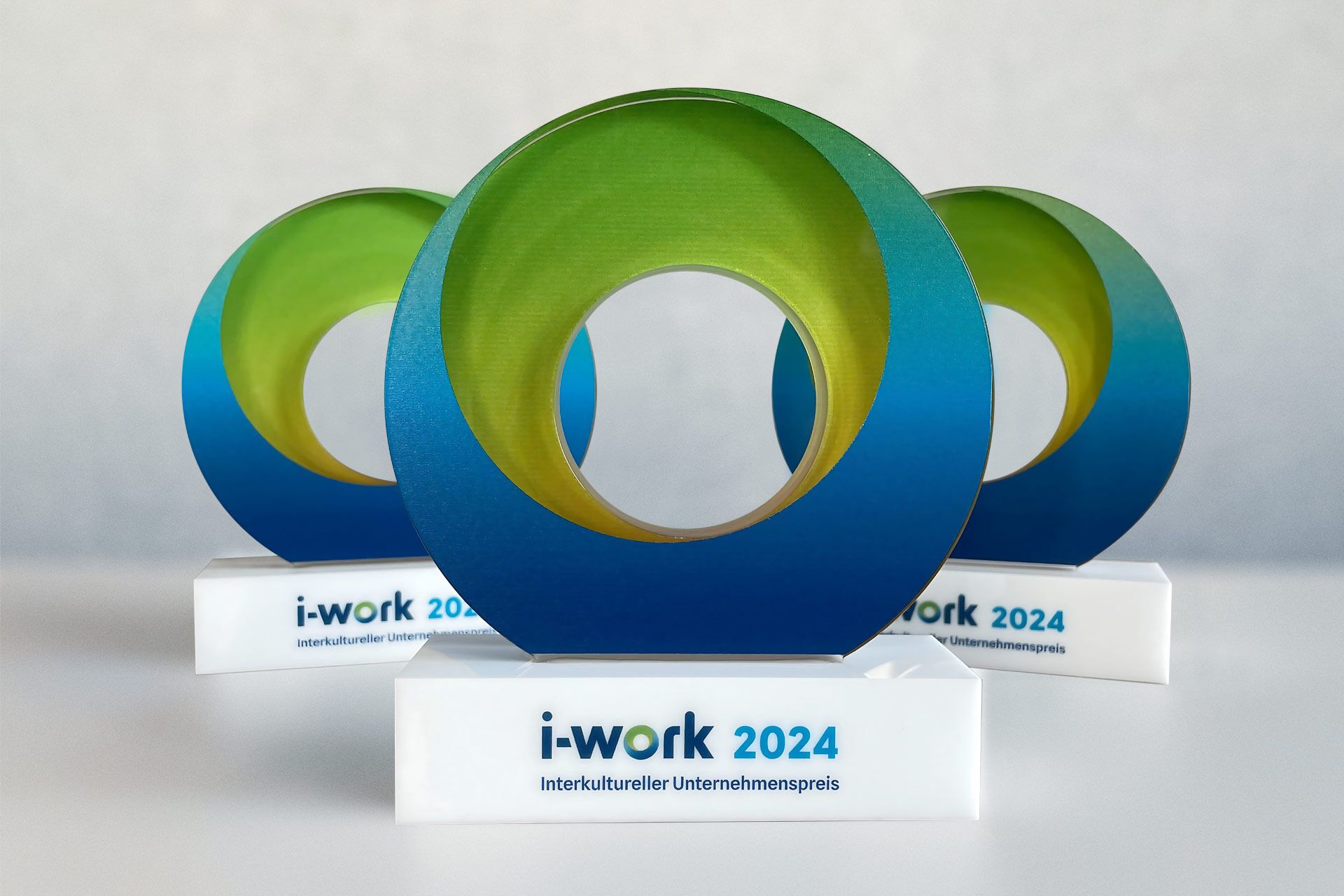 i-work Kampagnendesign: Acrylglas-Stele konturgelasert