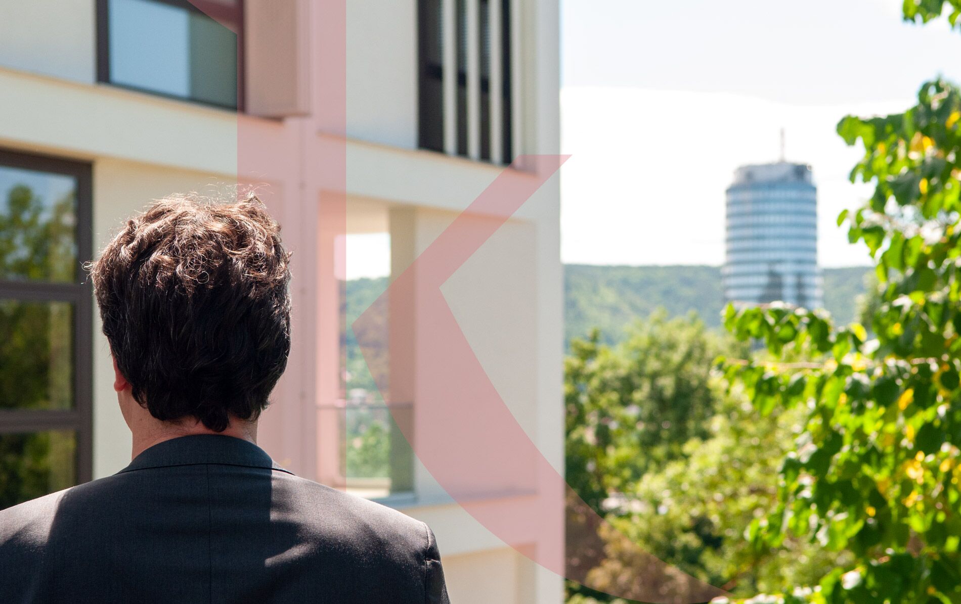Blick auf den JenTower über die Schultern fotografiert: Personal Branding