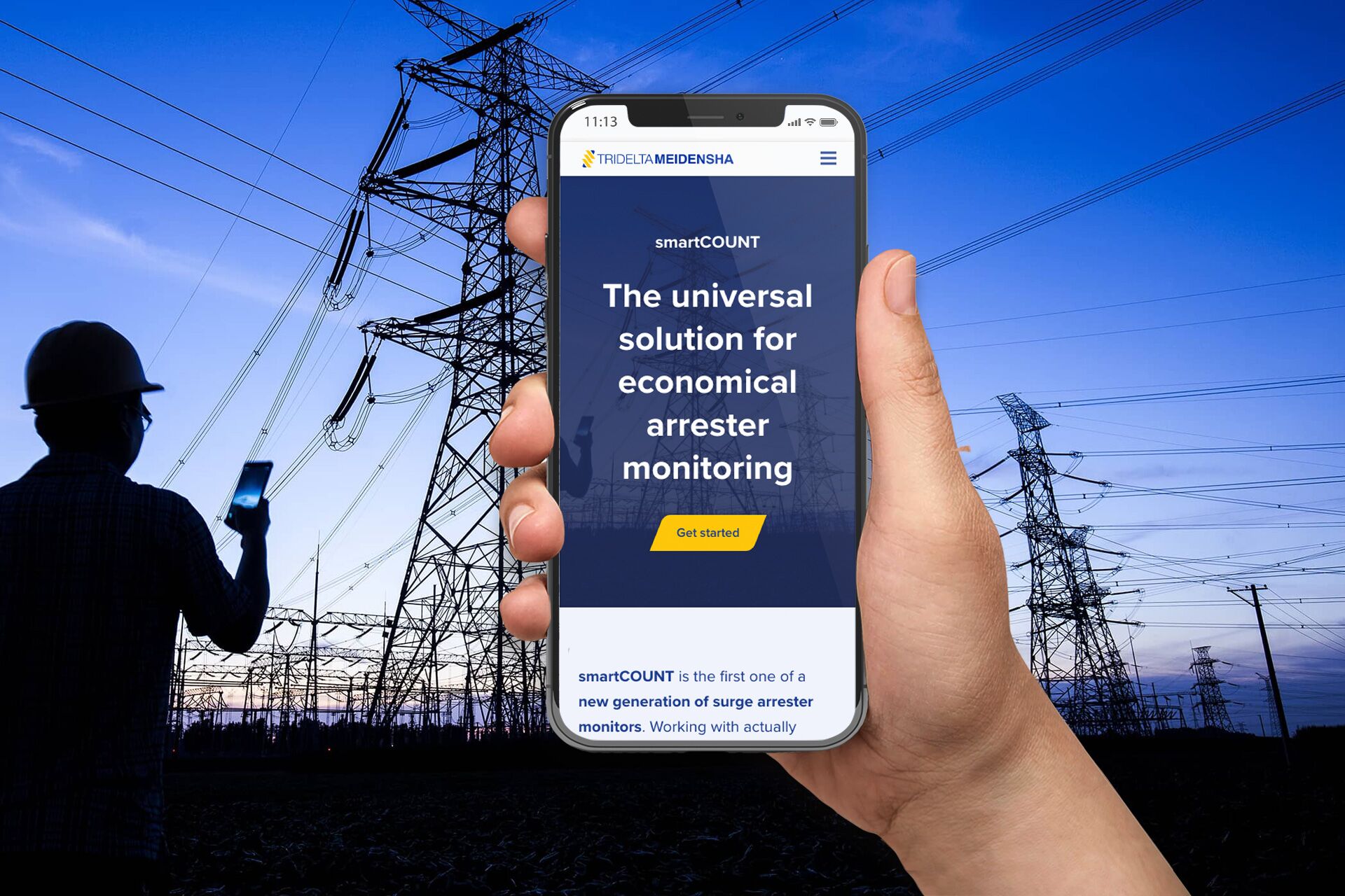 Smartphone mit der smartCOUNT Produkt-Landingpage  im Vordergrund, im Hintergrund Umspannwerk