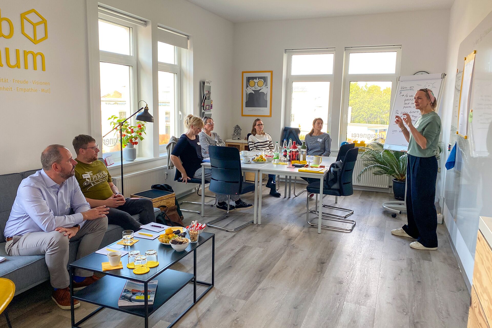 Maren Thier im planklar® Markenworkshop mit Bürgermeister Kevin Steinbrücker und Teilnehmern aus Verwaltung und dem Kur- und Gesundheitszentrum