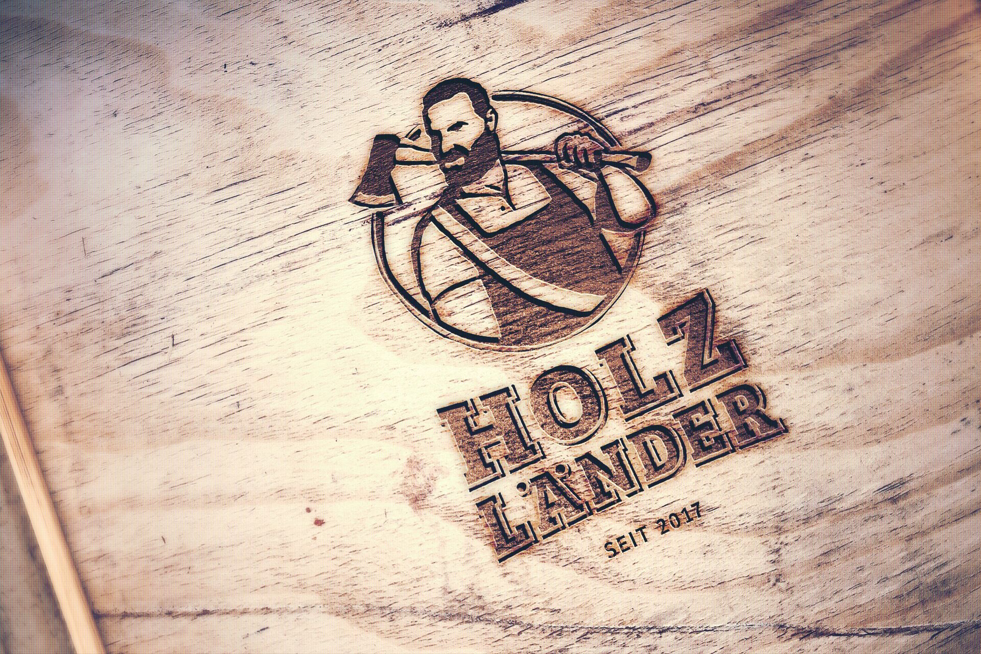 Branding Biermarke: Das Holzländer-Logo auf Holzgrund