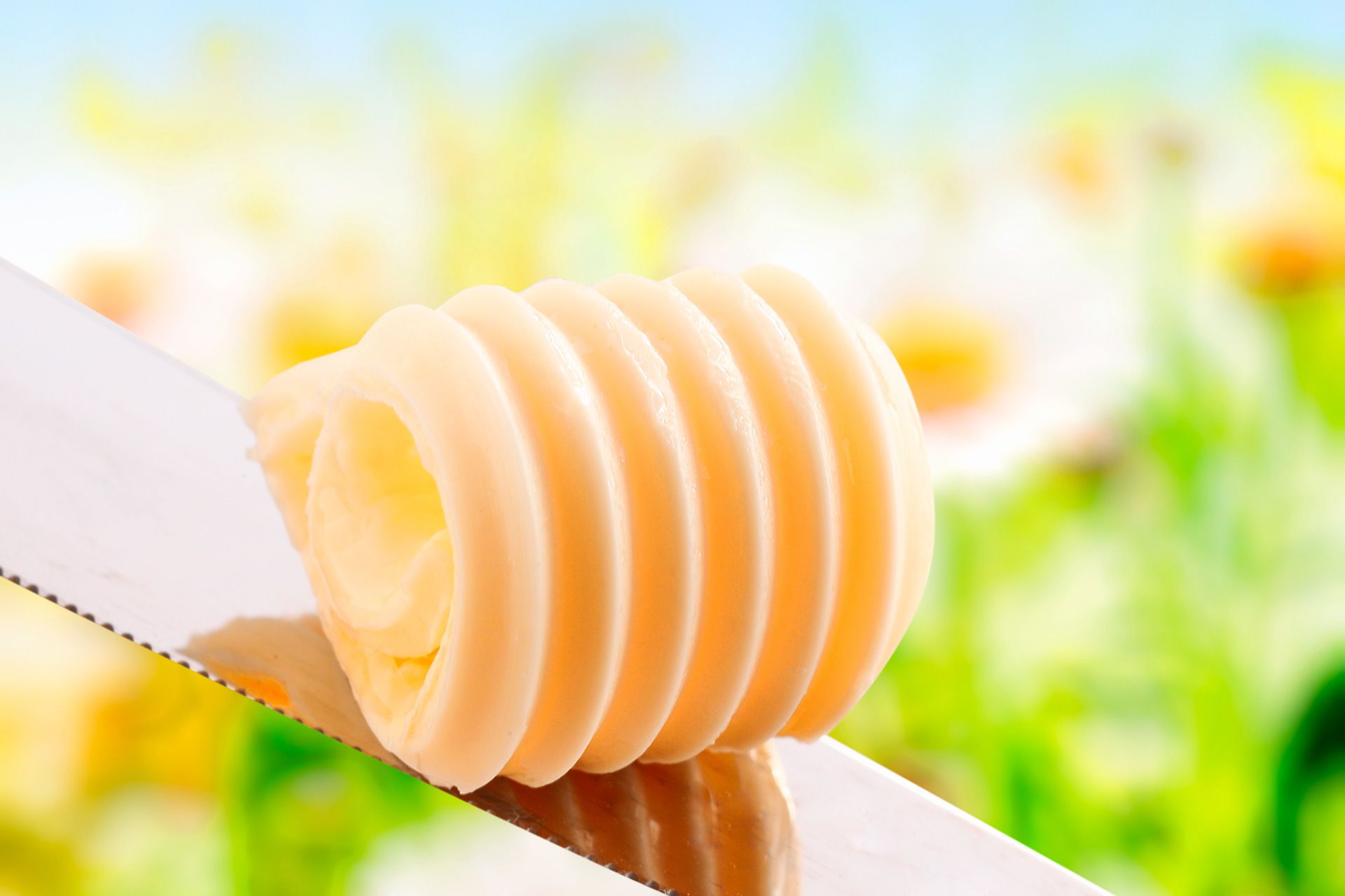 Foto mit Margarinensteifen auf einem Messer im atmosphärischen Stil des Goldina Markenauftritts