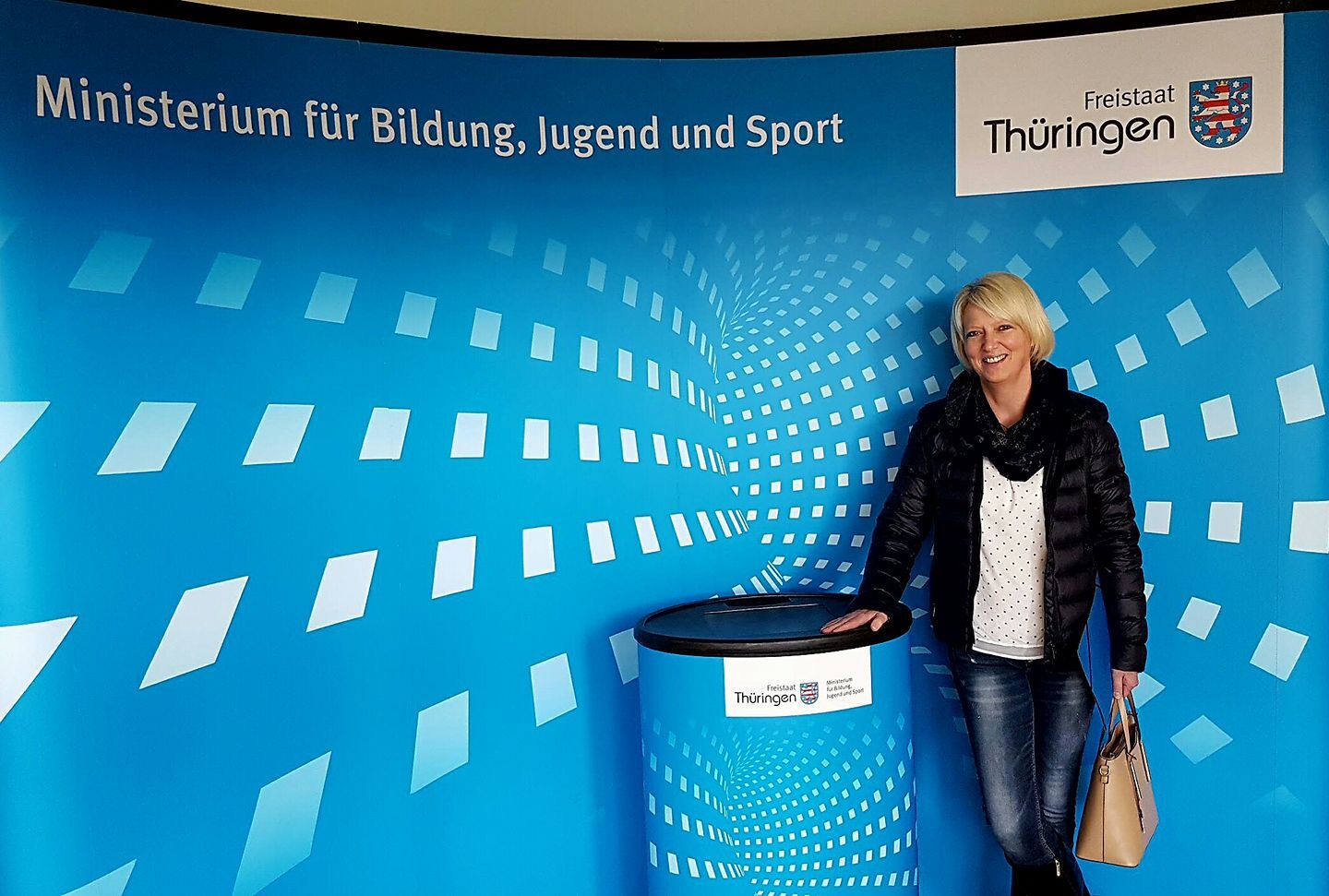 Existenzgründungsberatung: Die Inhaberin der Ersten Hilfe Thüringen an einem Messestand des Ministeriums für Bildung, Jugend und Sport