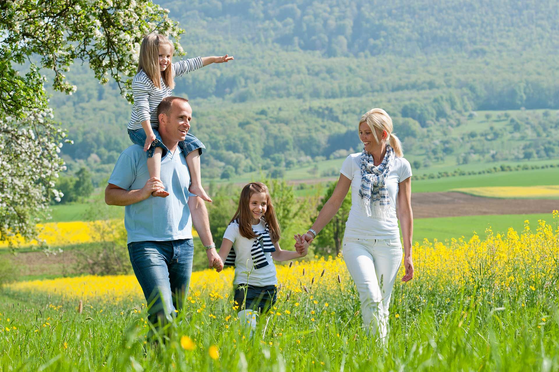 Neue Bildwelt: Vierköpfige Familie im Rapsfeld im atmosphärischen Stil des Goldina Markenrelaunches