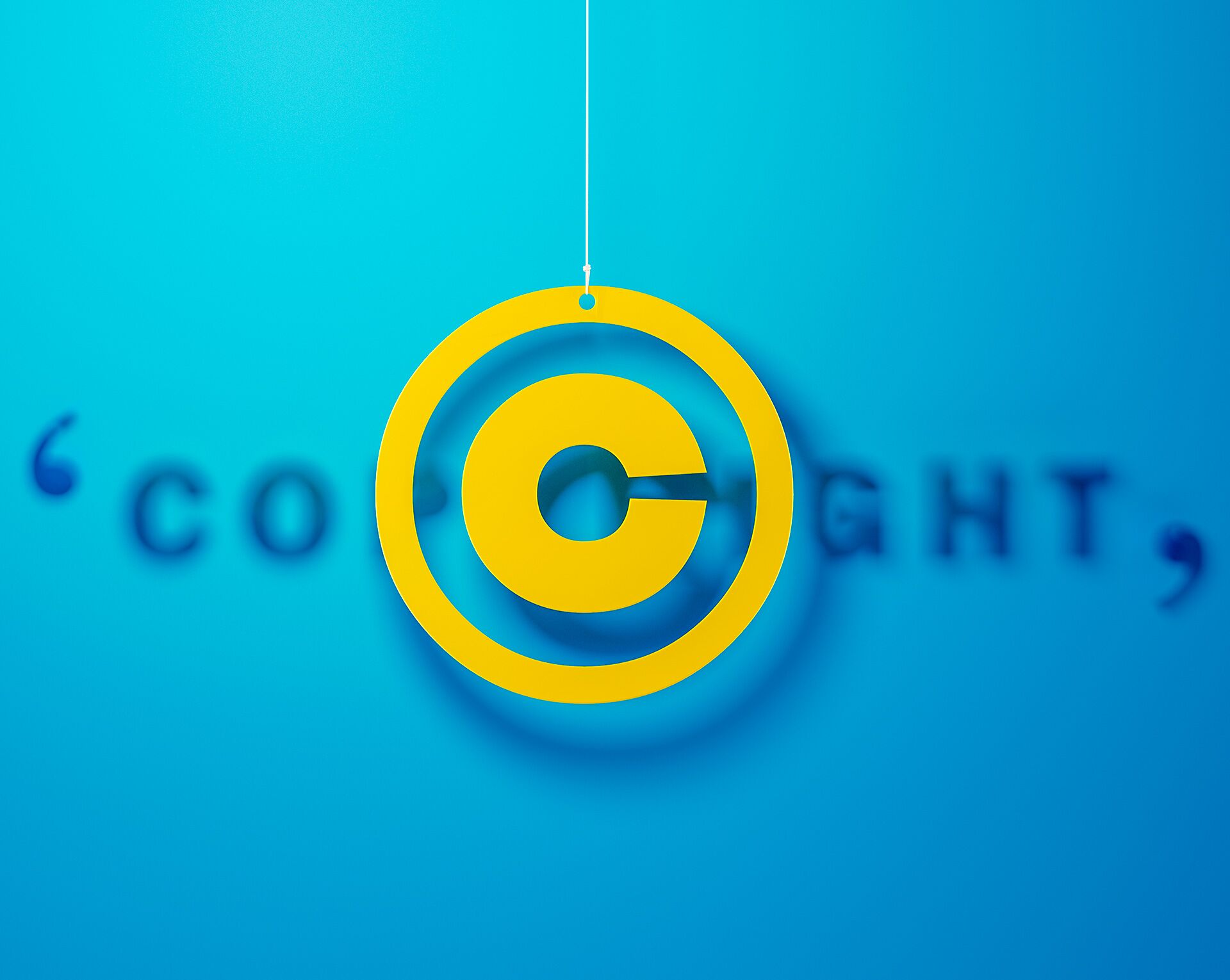 Symbolbild für Infoboxbeitrag „Marke schützen lassen”: gelbes Copyright-Symbol mit blauem Hintergrund
