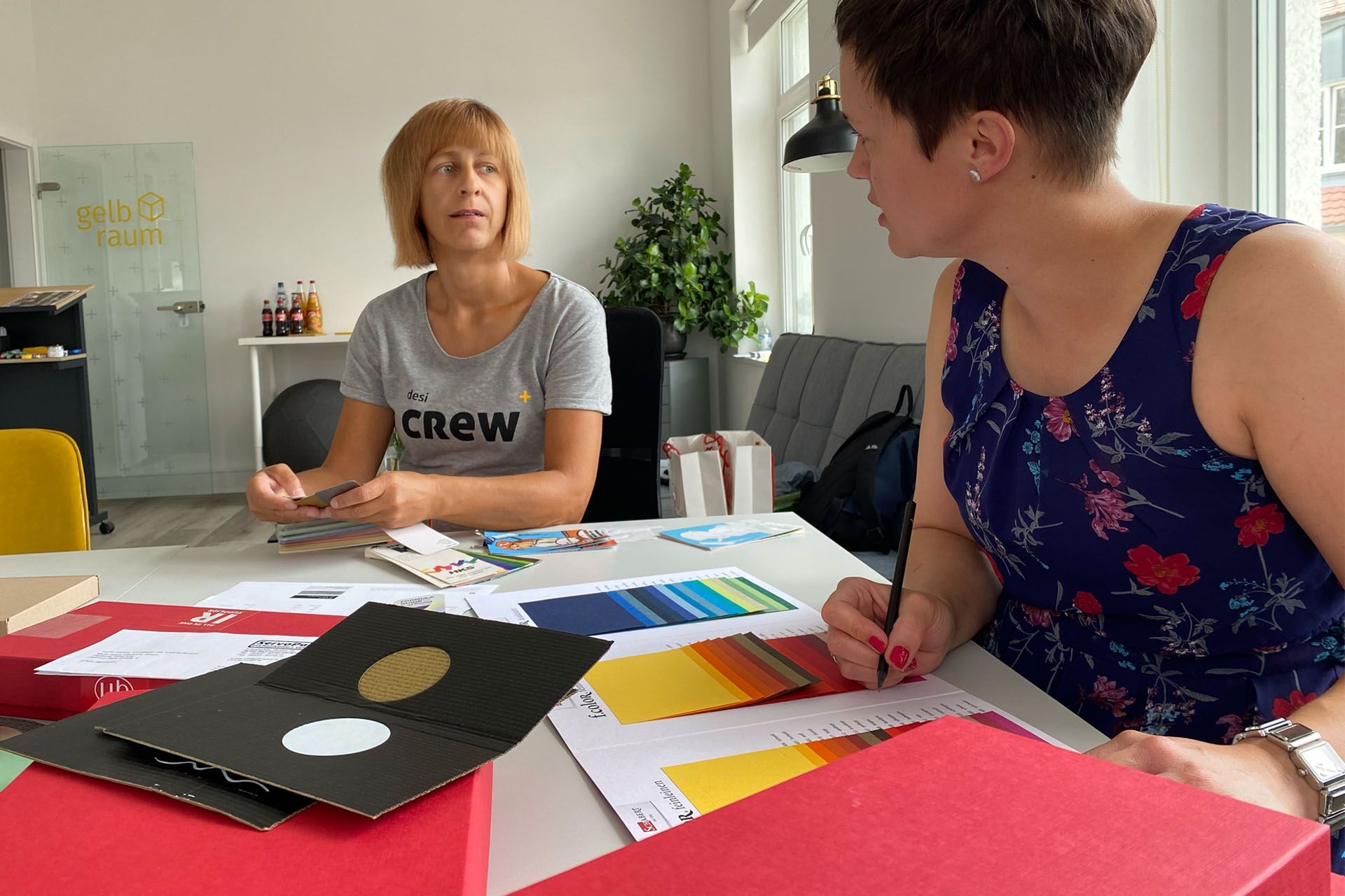 Designerin und Kundin besprechen Verpackungsdesign