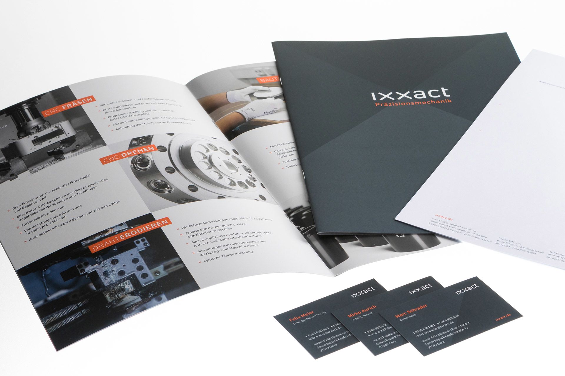 Beispiel für Kommunikationsdesign: Ansicht einer Broschüre sowie der Vistenkarten der ixxact Präzisionsmechanik GmbH