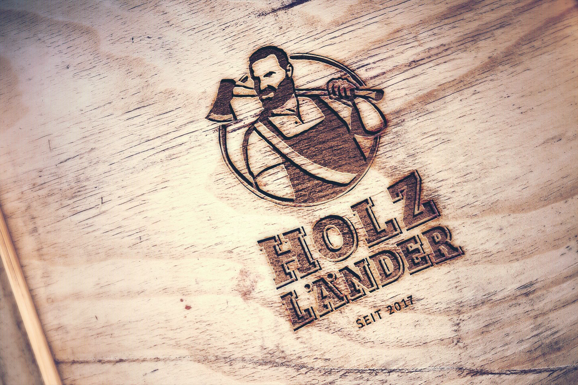 Das Holzländer-Logo auf Holzgrund