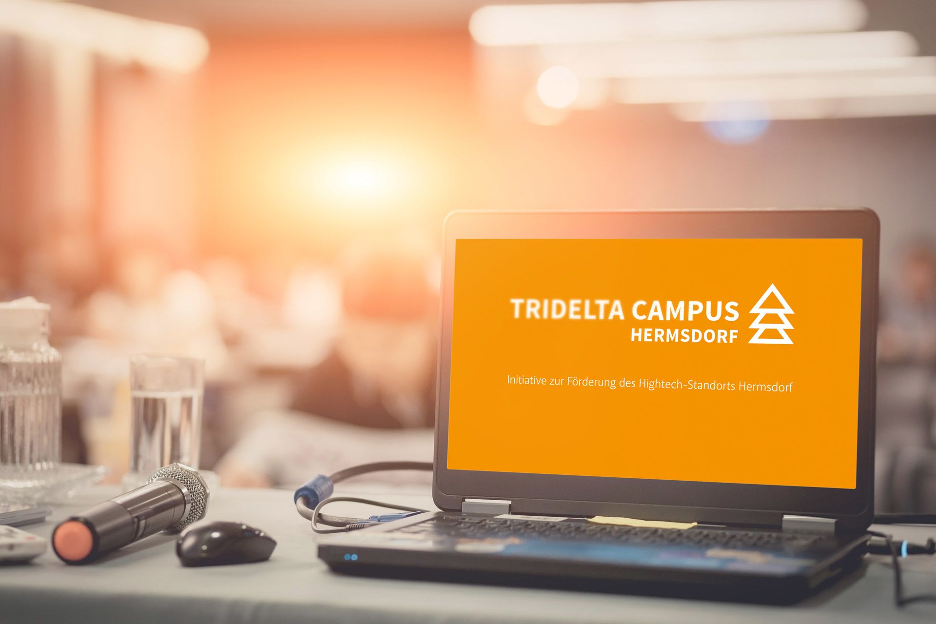 Die Powerpoint-Präsentation des Tridelta Campus Hermsdorf, aufgerufen auf einem Notebook. Im Bild: Die erste Folie mit dem Tridelta-Logo