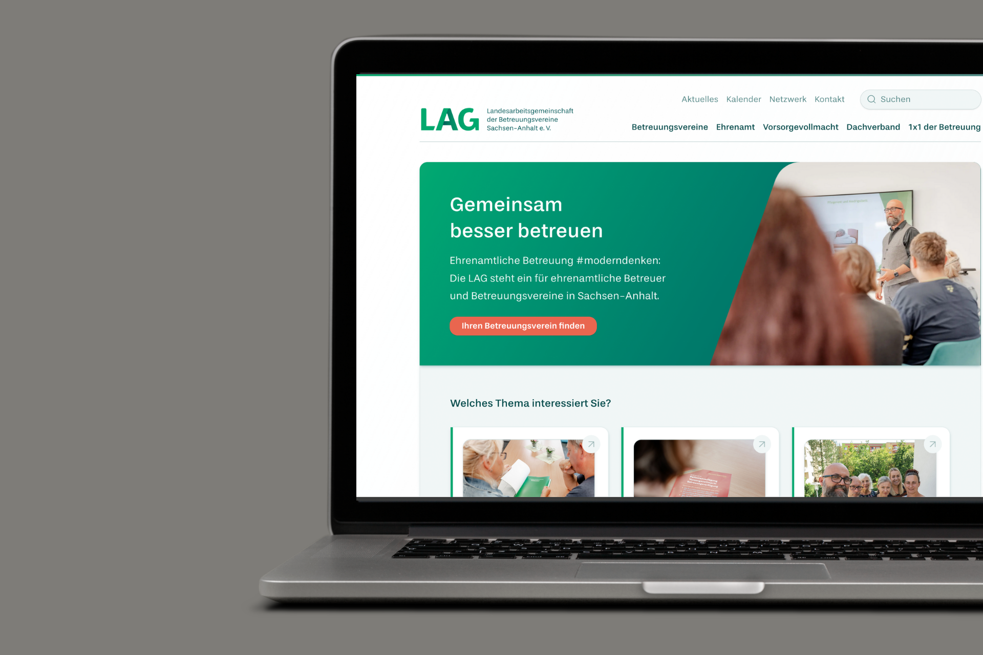 Mockup der neuen Verbandswebsite mit Headline „Gemeinsam besser betreuen” auf grünem Bild-Header