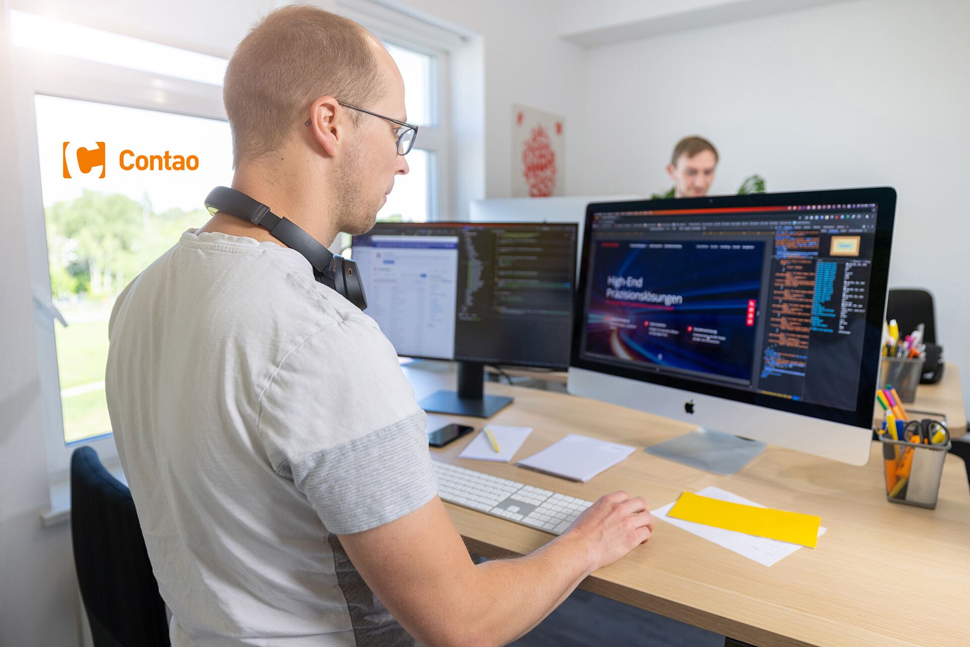 Webentwickler am Rechner programmiert mit dem Contao CMS Unternehmenswebsite
