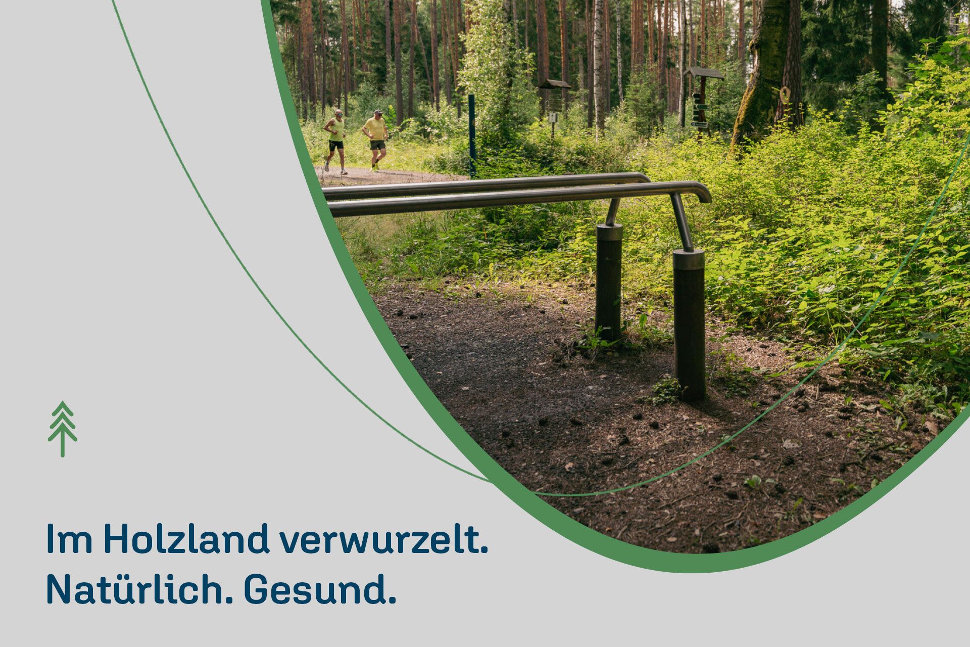 Blauer Claim „Im Holzland verwurzelt. Natürlich gesund.” mit Waldmotiv in organischer Form als Präsentationsvorlage