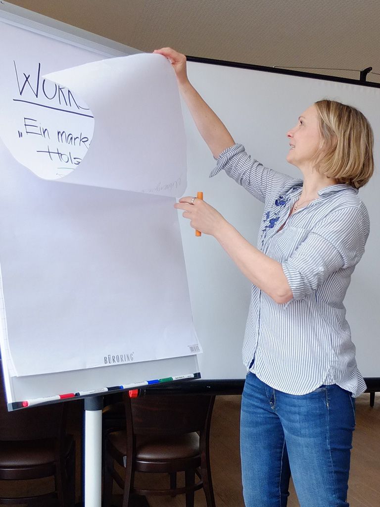 Maren Thier, Geschäftsführerin Strategie und Branding der designerei Werbeagentur, bei ihrer Arbeit im Workshop für die Ziegenmühle