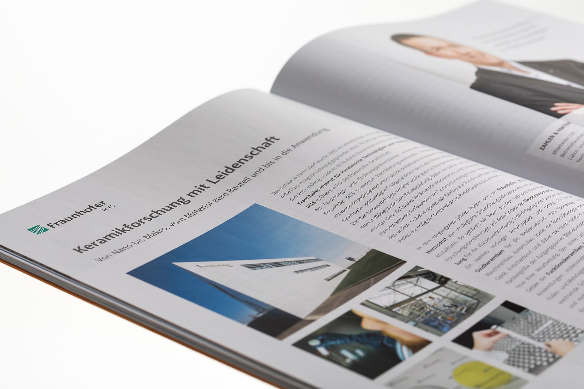 Eine aufgeschlagene Seite der Imagebroschüre für den Standort Tridelta mit seiner Geschichte der Keramikindustrie. Die designerei Werbeagentur entwickelte das Editorial Design.