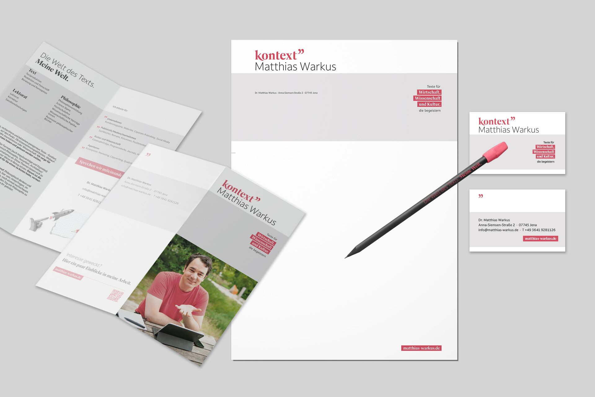 Personal Branding: Mockup gebrandete Geschäftspost, Flyer und schwarzer Bleistift mit pinker Kappe