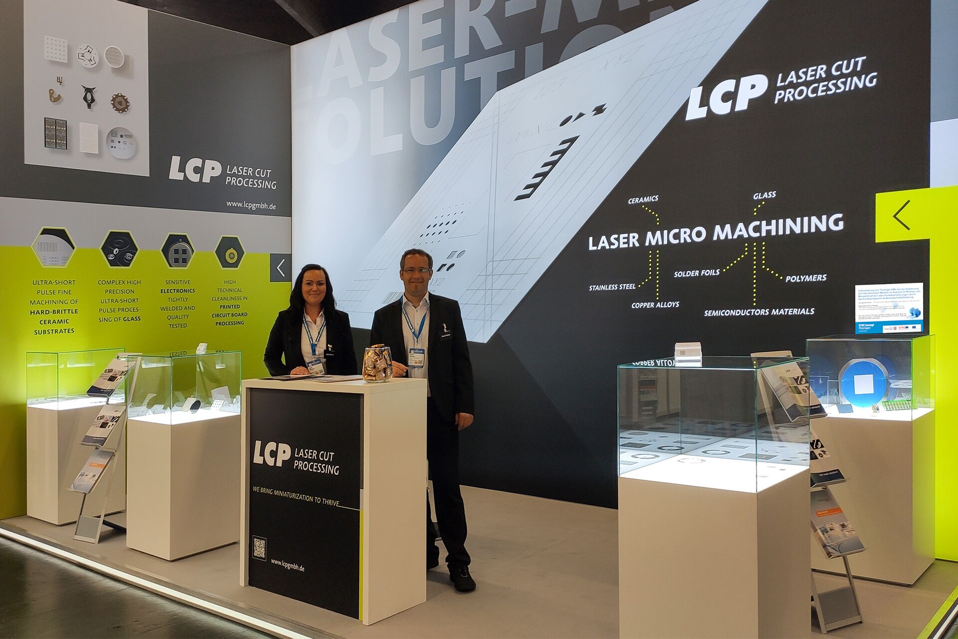 Geschäftsführer Daniel Störzner mit Mitarbeiterin präsentieren sich auf dem LCP Messestand