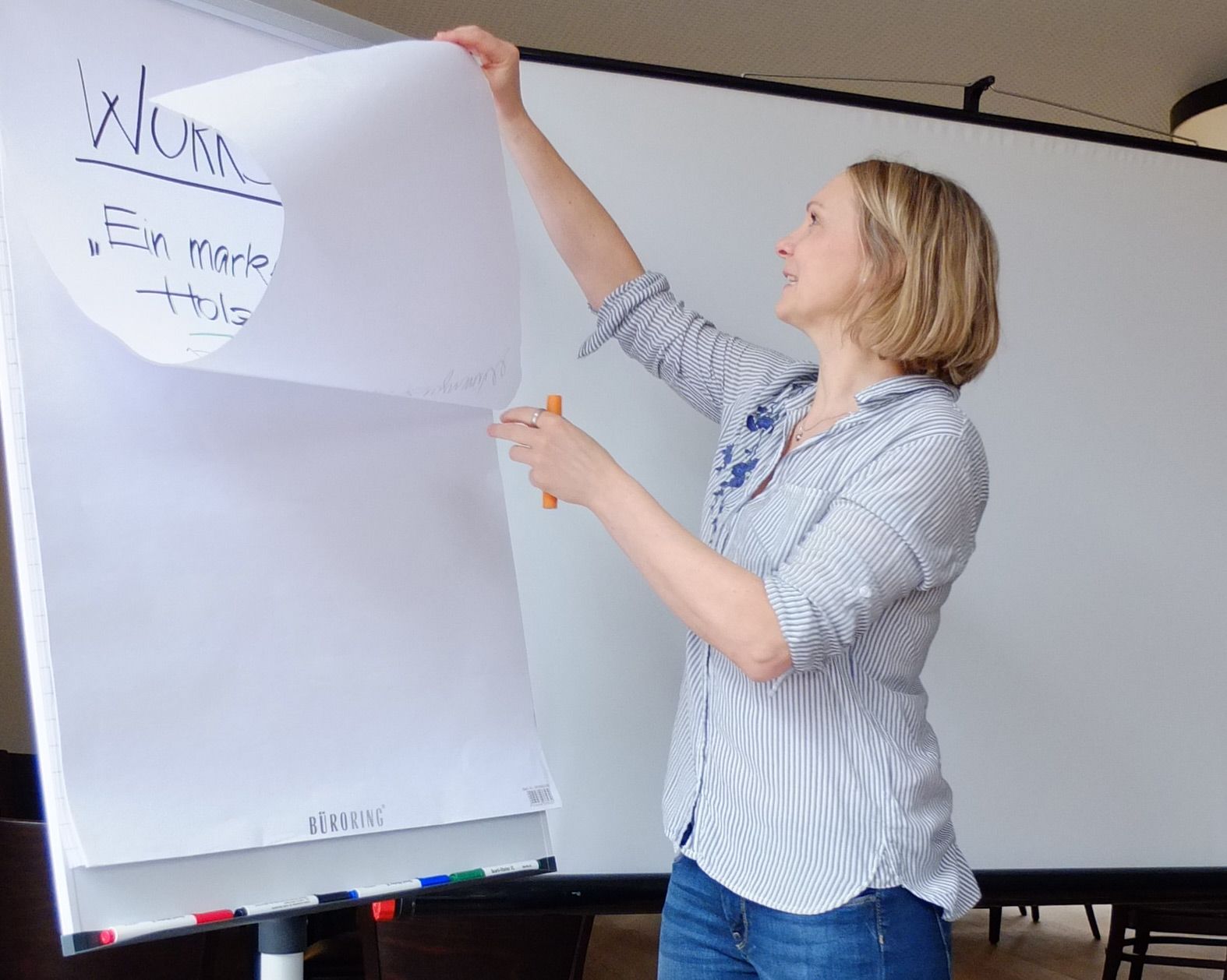 Maren Thier, Geschäftsführerin Strategie und Branding der designerei Werbeagentur, bei ihrer Arbeit in einem Coaching-Workshop für ein Startup