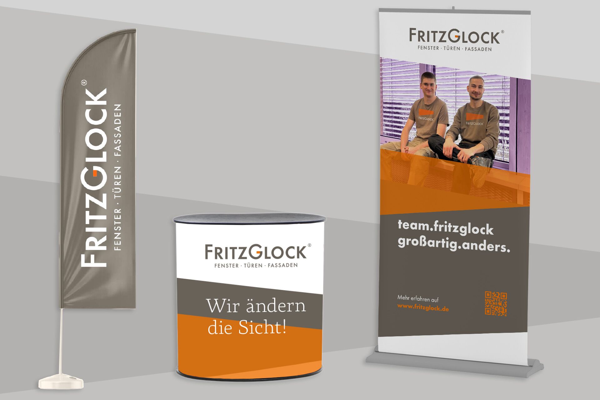 Blick auf hochwertige Beachflag, Messecounter und Rollup DINlang Flyer, Strategisches Design
