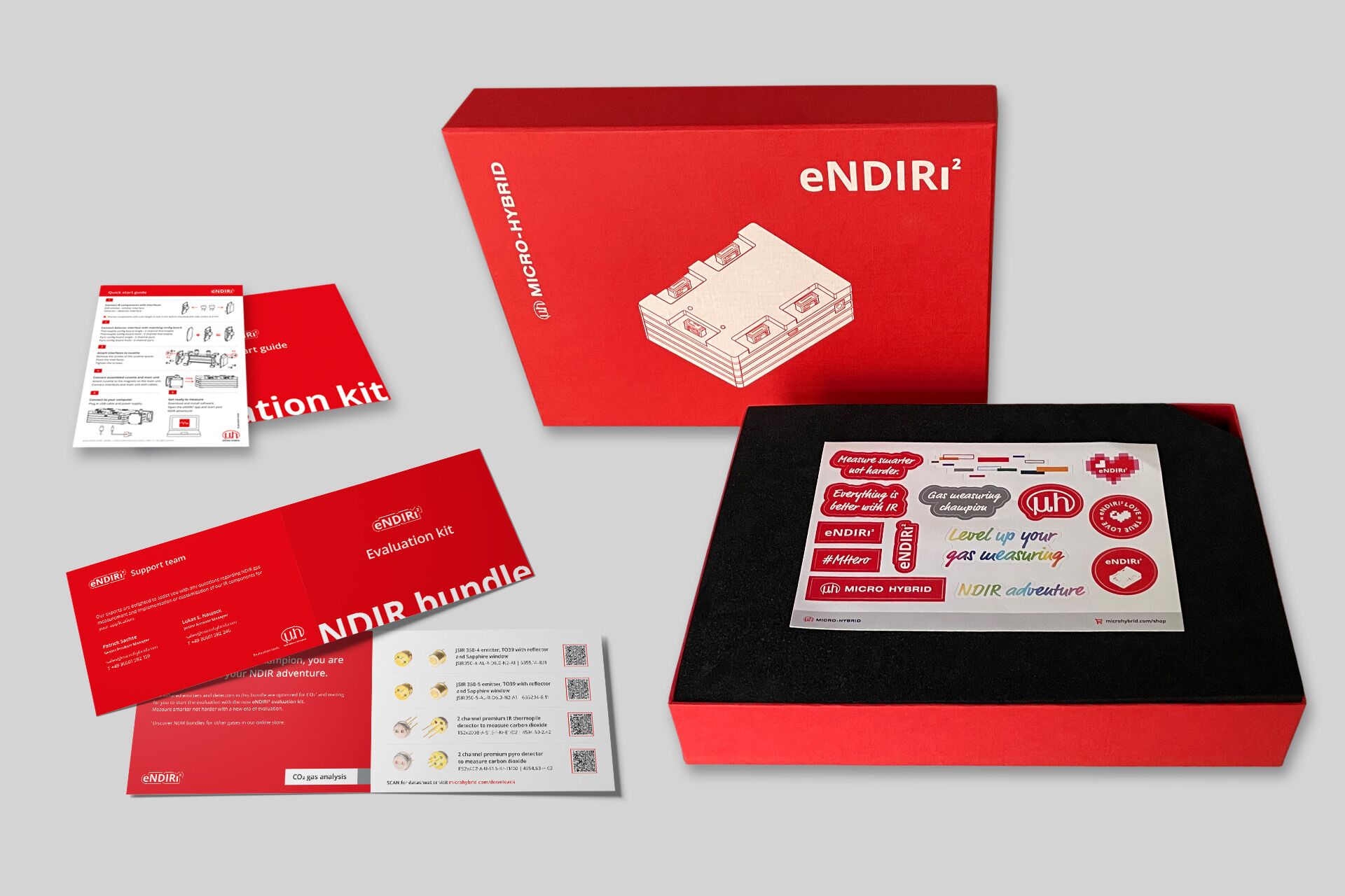 Rote Produktverpackung eNDIRi² Evaluation kit mit Flyern und Aufklebern im gleichen Look