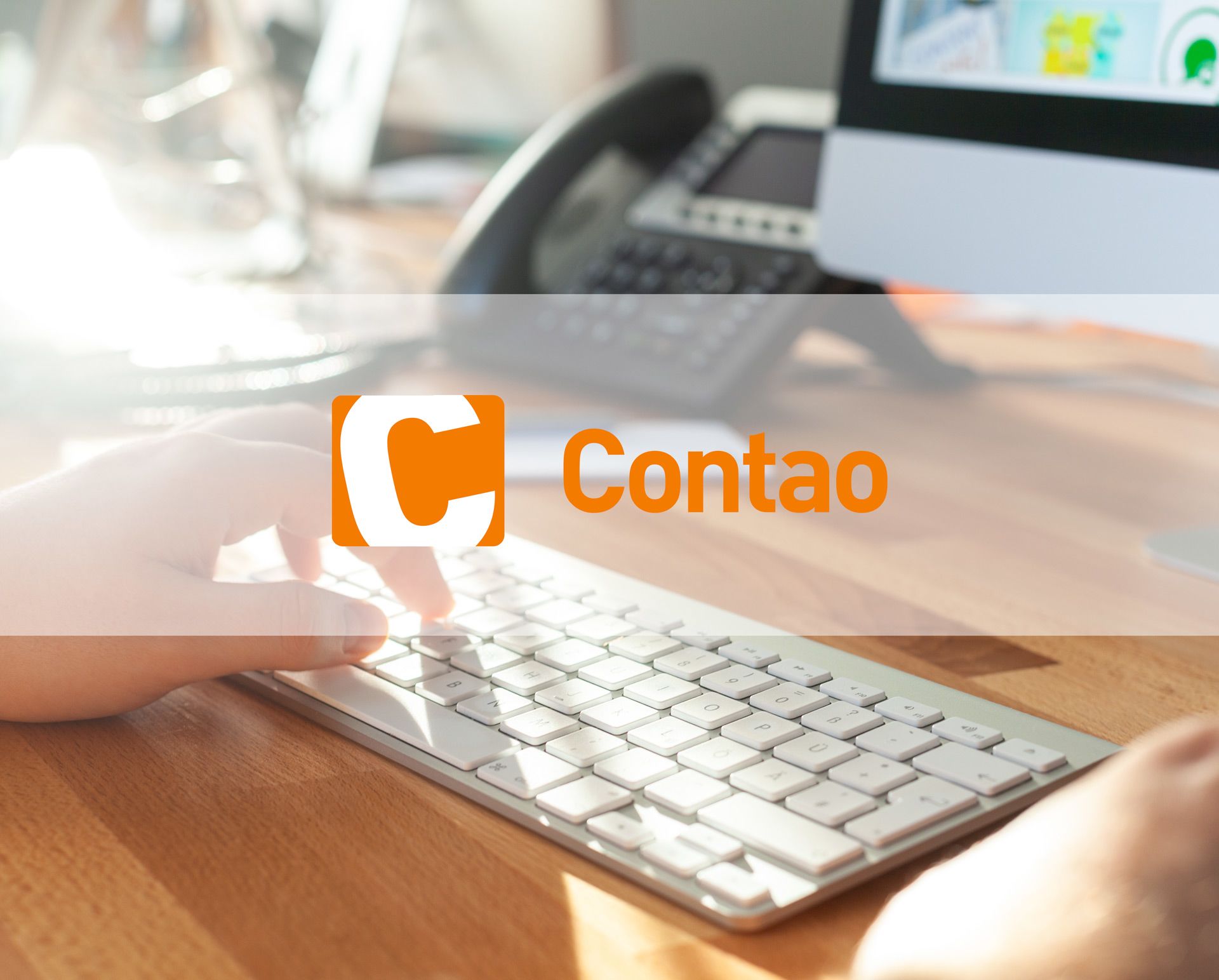 Stimmungsbild mit Händen auf Tastaur und Contao-Logo zur Untermauerung des Artikels „Contao-Websites”