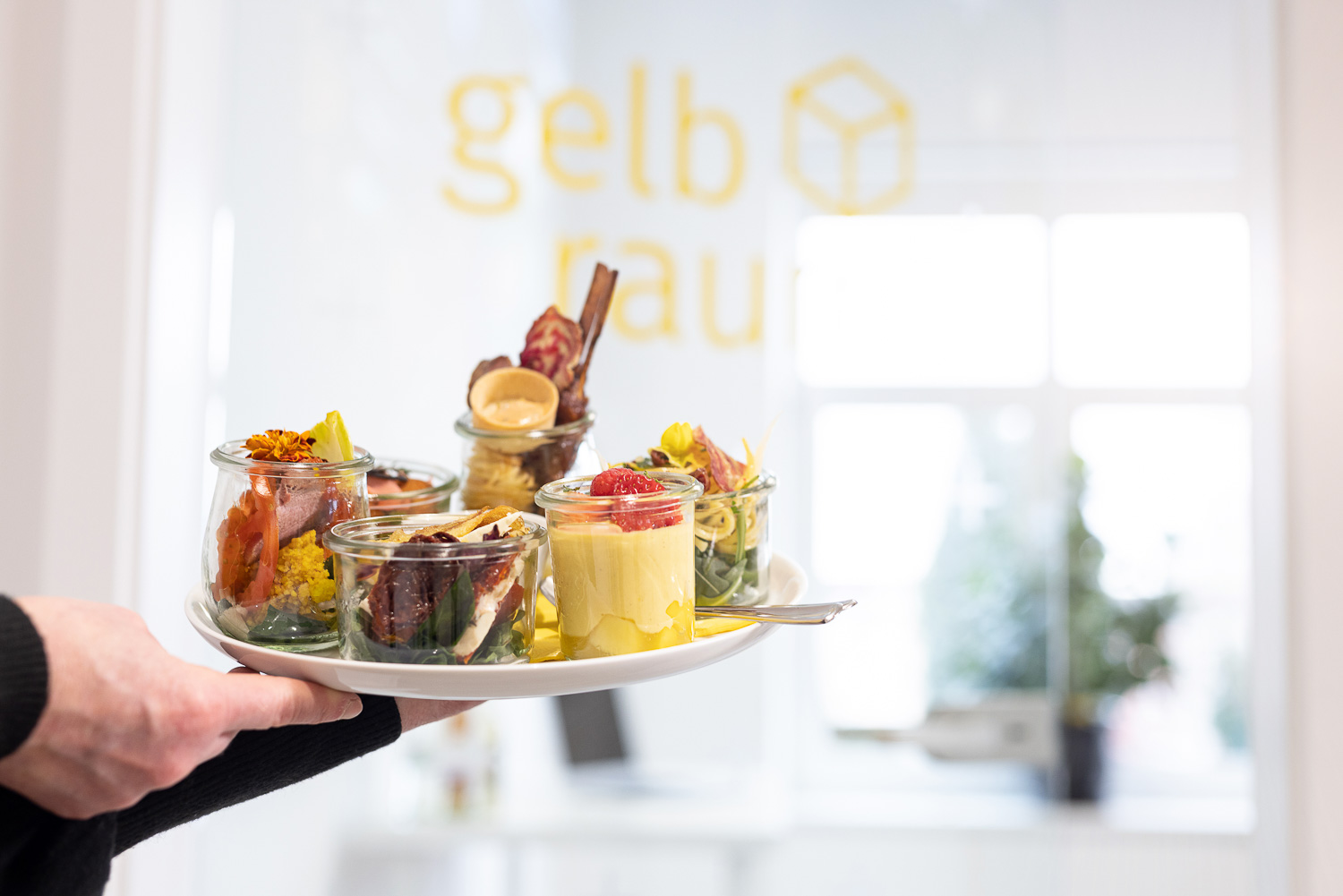 Blick auf appetitlich angerichteten Teller mit desi FLOW-FOOD Catering