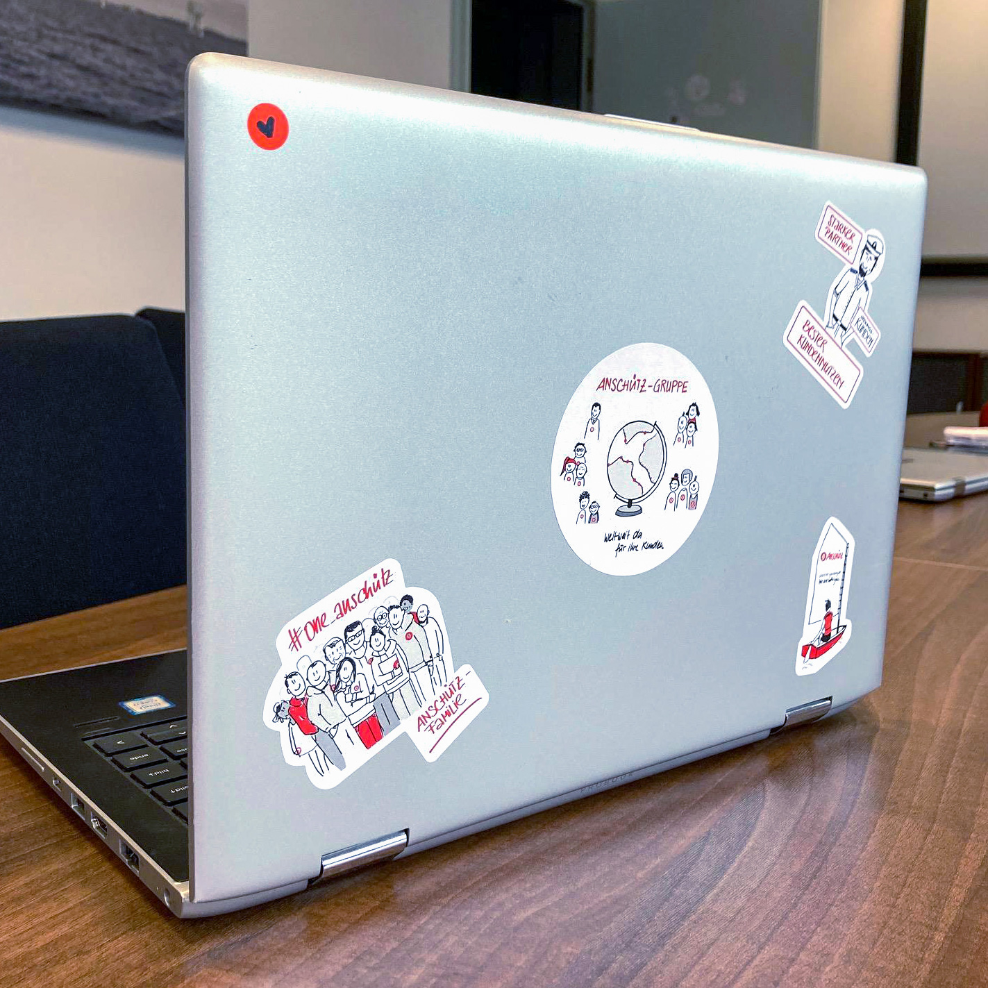 Verschiedene konturgeschnittene Zukunftsbild-Aufkleber auf Laptopdeckel